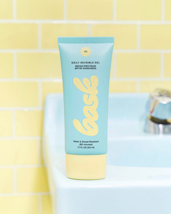 The lifestyle view of the Southern Tide Bask Daily Invisible Gel SPF 40 Sunscreen by Southern Tide - Boat Blue