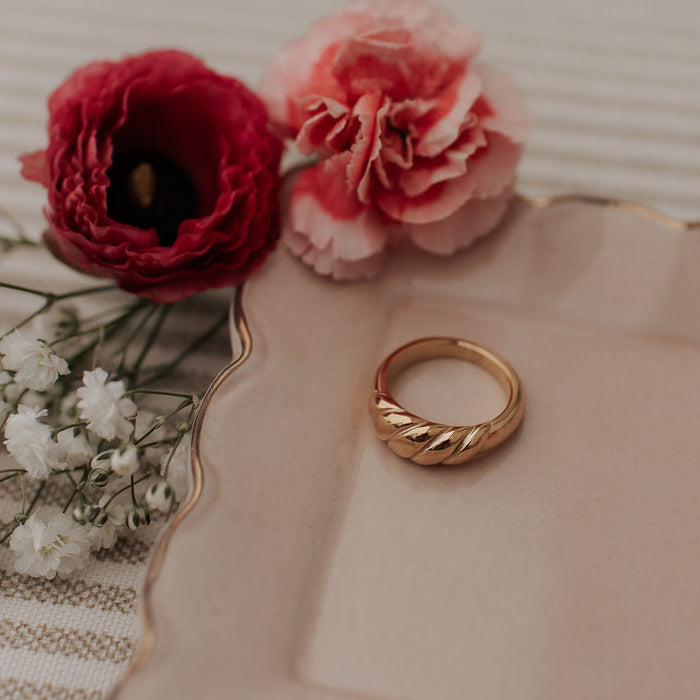 Wren Twist Ring